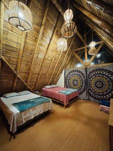 La BocanaにあるUn encuentro mágico con la naturalezaのベッド2台とシャンデリア2つが備わる客室です。