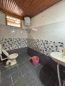 Bilik mandi di Moksha Cottages