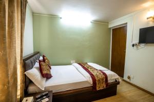 Postel nebo postele na pokoji v ubytování Hotel Harmony & Little Bites Bistro