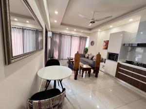 Photo de la galerie de l'établissement 1 Bed Room Suite Elysium Tower-Opposite Centaurus Mall Islamabad, à Islamabad