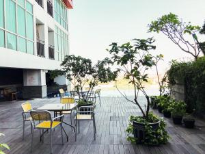 Μπαλκόνι ή βεράντα στο Strategic and Homey Studio at Tamasari Papilio Apartment By Travelio