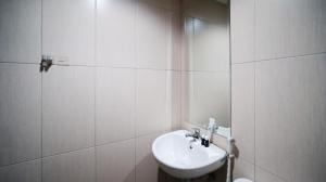 Ένα μπάνιο στο Strategic and Homey Studio at Tamasari Papilio Apartment By Travelio +7 φωτογραφίες