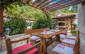 En have udenfor Lovely Home In Kostrena With Kitchen