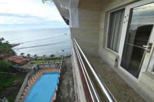 RNS Residency Sea View内部或周边的泳池