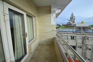 RNS Residency Sea View的阳台或露台