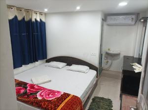 Postel nebo postele na pokoji v ubytování Hotel Dharam Mukti Utsav Bhawan (DMUB)