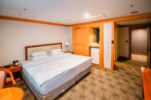 Postel nebo postele na pokoji v ubytování Hotel International Changwon