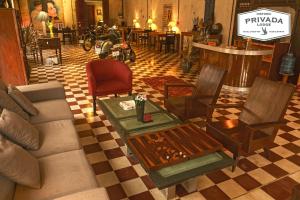 桔井Privada Lodge - Historic Hotel的带沙发、椅子和桌子的客厅