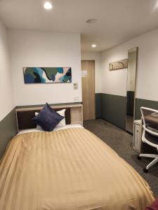 川崎市にあるSun Royal Kawasaki - Vacation STAY 98713vのベッドルーム(大型ベッド1台、椅子付)