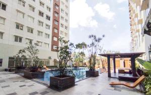 SumedangにあるGreat Deal Studio at Pinewood Apartment By Travelioの中庭(スイミングプール付)