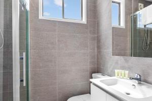 Un baño con inodoro, lavabo y ducha. en Beach Haven San Remo, en San Remo 24 fotos más