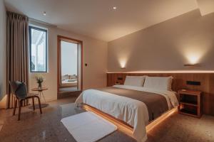 a bedroom with a large bed and a large window at 峨眉山和院一溪清音酒店 in Emeishan City