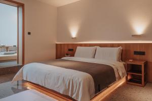 a bedroom with a large bed and a large window at 峨眉山和院一溪清音酒店 in Emeishan City