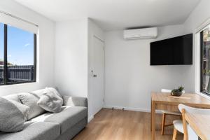 TV a/nebo společenská místnost v ubytování Beach Haven San Remo