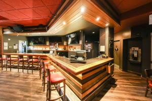 El lounge o bar de Howard Johnson by Wyndham Winnipeg West