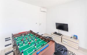 Televízia a/alebo spoločenská miestnosť v ubytovaní Eight-Bedroom Holiday Home In Kastel Novi