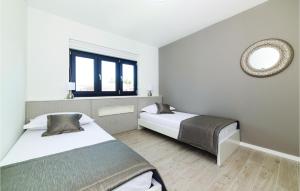 Posteľ alebo postele v izbe v ubytovaní Eight-Bedroom Holiday Home In Kastel Novi