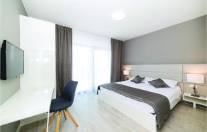 Posteľ alebo postele v izbe v ubytovaní Eight-Bedroom Holiday Home In Kastel Novi