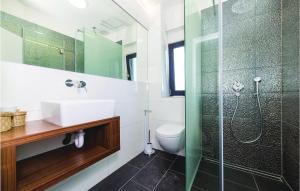 Kúpeľňa v ubytovaní Eight-Bedroom Holiday Home In Kastel Novi