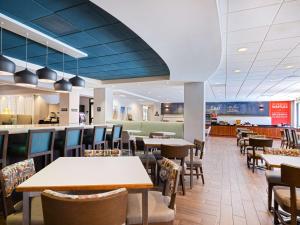 Un restaurante o sitio para comer en Hampton Inn Cocoa Beach