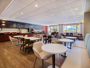 Un restaurante o sitio para comer en Hampton Inn Cocoa Beach