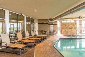Бассейн в Cambria Hotel Rapid City near Mount Rushmore или поблизости