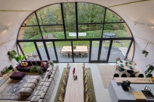 tenda con vista sul soffitto di un soggiorno. di Bosresort Maanzicht a Noordwolde