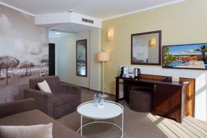 ein Wohnzimmer mit Sofa und Schreibtisch in der Unterkunft Hotel NOBEL Ultra All Inclusive - FREE Beach Access in Sonnenstrand