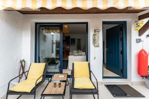 un par de sillas y una mesa en un patio en Mi Patio, Port Of Cabopino, en Marbella