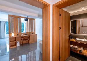 a bathroom with a tub and a sink at 峨眉山和院一溪清音酒店 in Emeishan City