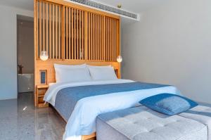 a bedroom with a large bed and a couch at 峨眉山和院一溪清音酒店 in Emeishan City