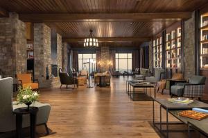 Area soggiorno di Cloudland at McLemore Resort Lookout Mountain, Curio by Hilton