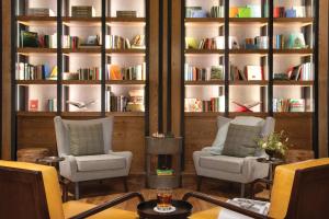 Area soggiorno di Cloudland at McLemore Resort Lookout Mountain, Curio by Hilton