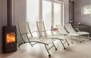 Χώρος καθιστικού στο Amazing Home In Taszów With Sauna