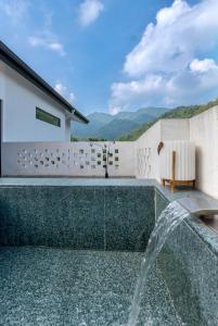 a house with a swimming pool with a view at 峨眉山和院一溪清音酒店 in Emeishan City
