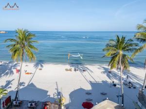 a view of a beach with palm trees and the ocean at Tommy Resort in Haad Rin