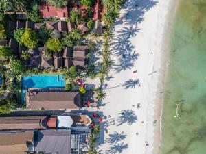an overhead view of a beach with palm trees at Tommy Resort in Haad Rin