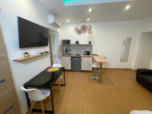 un soggiorno con tavolo e cucina di Residence Akantha a Nizza