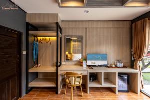 a home office with a desk and a chair at Tommy Resort in Haad Rin