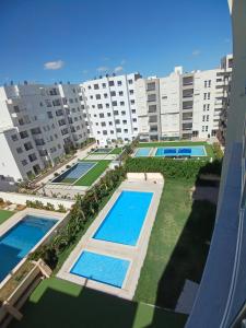 Vista ariale di un grande complesso di appartamenti con piscine di Super loft B51 a Hammamet