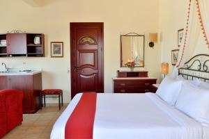 Una cama o camas en una habitación de Agistri Hotel