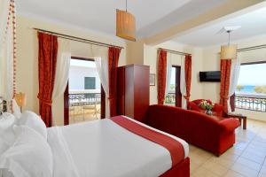 Postel nebo postele na pokoji v ubytování Agistri Hotel + 37 fotografií