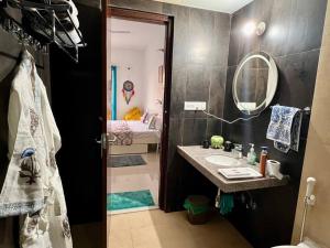 Et badeværelse på Welcome to your Royal address Umaid Heritage ! + 38 billeder