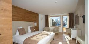 Postel nebo postele na pokoji v ubytování Hotel Schweizerhof Pontresina + 37 fotografií