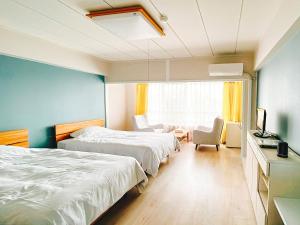 a hotel room with two beds and a window at ゲストハウス星風 in Suo Oshima +37 photos