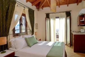 Postel nebo postele na pokoji v ubytování Agistri Hotel