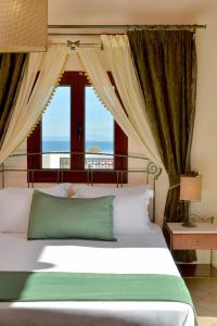 Una cama o camas en una habitación de Agistri Hotel