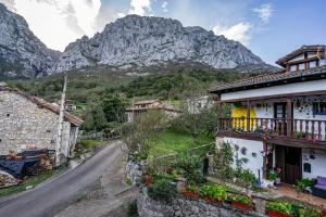 una calle en un pueblo con montañas en el fondo en Aguas Bosque Taranes, en Taranes