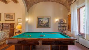 a living room with a pool table in a room at IL CERRETO 11, Emma Villas in Pontedera