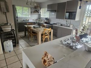 Una cocina con una mesa y sillas en una cocina. en Seabreeze Retreat Home, en Port Alfred 3 fotos más